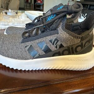 Boys size 6 Adidas Cloudform sneaker new!
